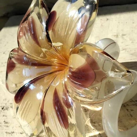Lovely Six Petal Art Glass Hand Blown Iridescent Flower with Curled White Stem - Picture 8 of 10
